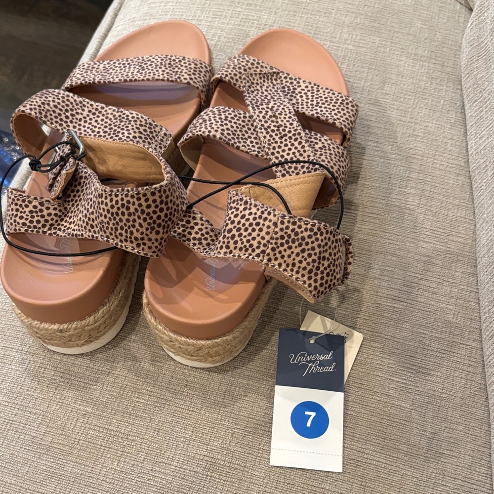Universal Thread Women's Tan Leopard Sandals
